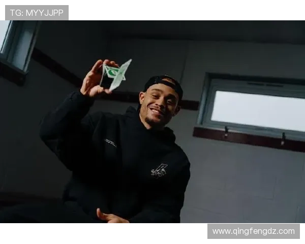 哈维·西蒙斯回归巴黎圣日耳曼后的赛季表现分析